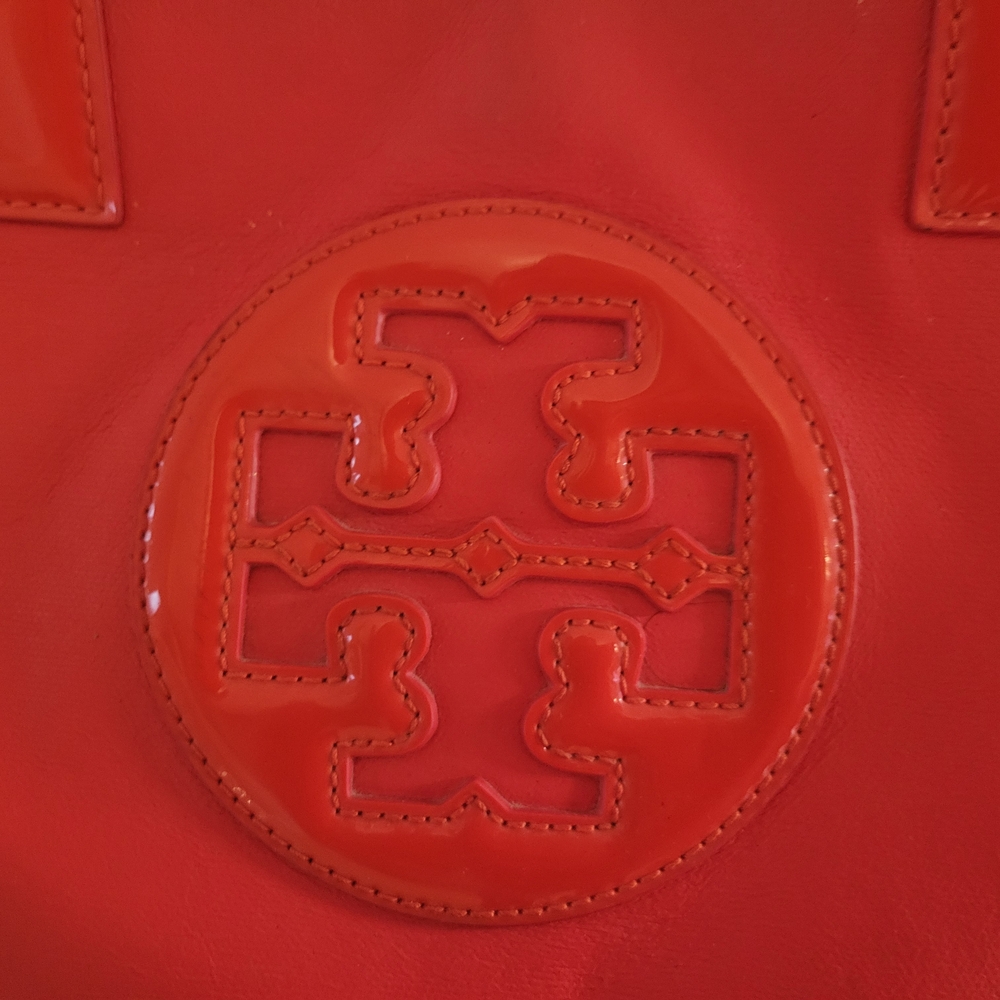 Tory Burch Red Shoulder Bag with Circular Emblem - Picture 2 of 9